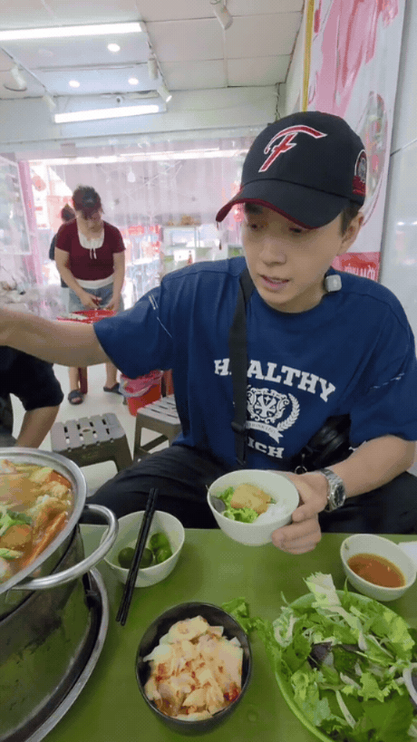 Ng&ocirc; Kiến Huy thưởng thức b&uacute;n c&aacute; Lam H&agrave; Nội , trải nghiệm lẩu c&aacute; đầy hấp dẫn - Ảnh 1.