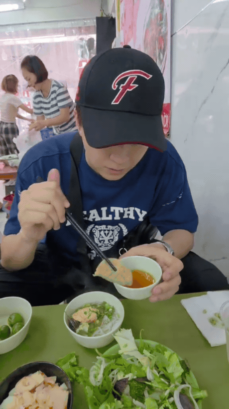Ng&ocirc; Kiến Huy thưởng thức b&uacute;n c&aacute; Lam H&agrave; Nội , trải nghiệm lẩu c&aacute; đầy hấp dẫn - Ảnh 2.