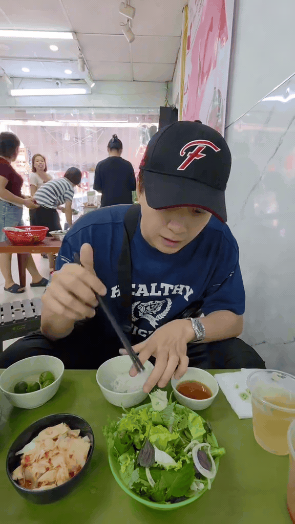 Ng&ocirc; Kiến Huy thưởng thức b&uacute;n c&aacute; Lam H&agrave; Nội , trải nghiệm lẩu c&aacute; đầy hấp dẫn - Ảnh 3.