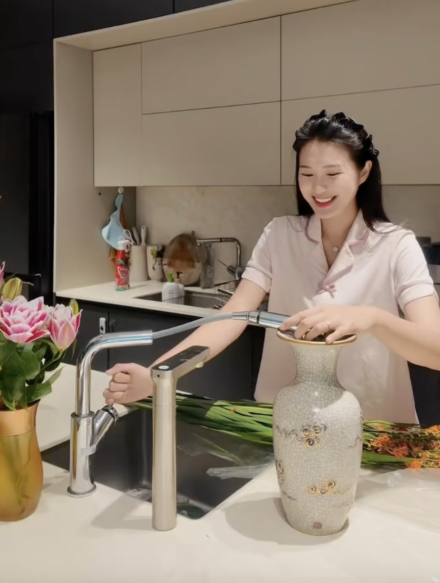 Do&atilde;n Hải My v&agrave; Ng&ocirc; Tố Uy&ecirc;n: Hai n&agrave;ng WAGs chăm s&oacute;c tổ ấm ng&agrave;y Rằm th&aacute;ng 7 - Ảnh 1.