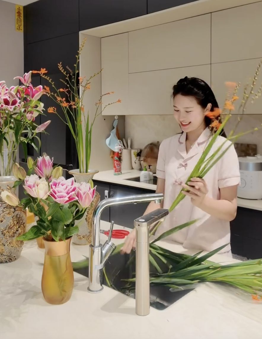 Do&atilde;n Hải My v&agrave; Ng&ocirc; Tố Uy&ecirc;n: Hai n&agrave;ng WAGs chăm s&oacute;c tổ ấm ng&agrave;y Rằm th&aacute;ng 7 - Ảnh 2.