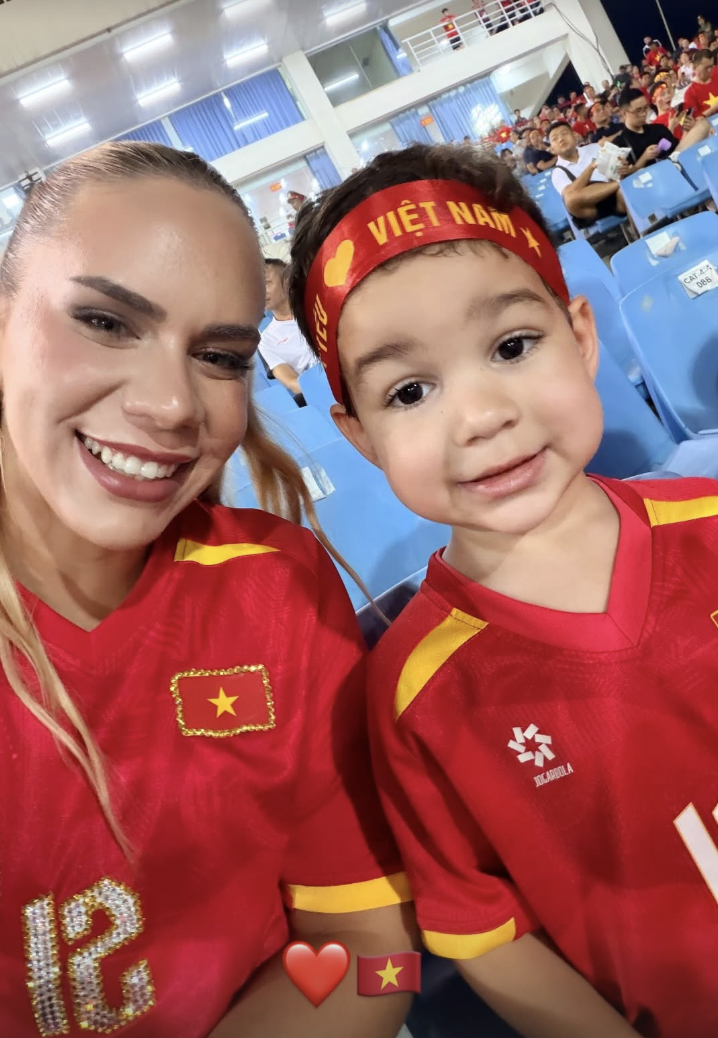 Doãn Hải My tỏa sáng rực rỡ cùng dàn WAGs cổ vũ Việt Nam trong chung kết Asean Cup 2026 - Ảnh 5. Doãn Hải My tỏa sáng rực rỡ cùng dàn WAGs cổ vũ Việt Nam trong chung kết Asean Cup 2026 - Ảnh 5.