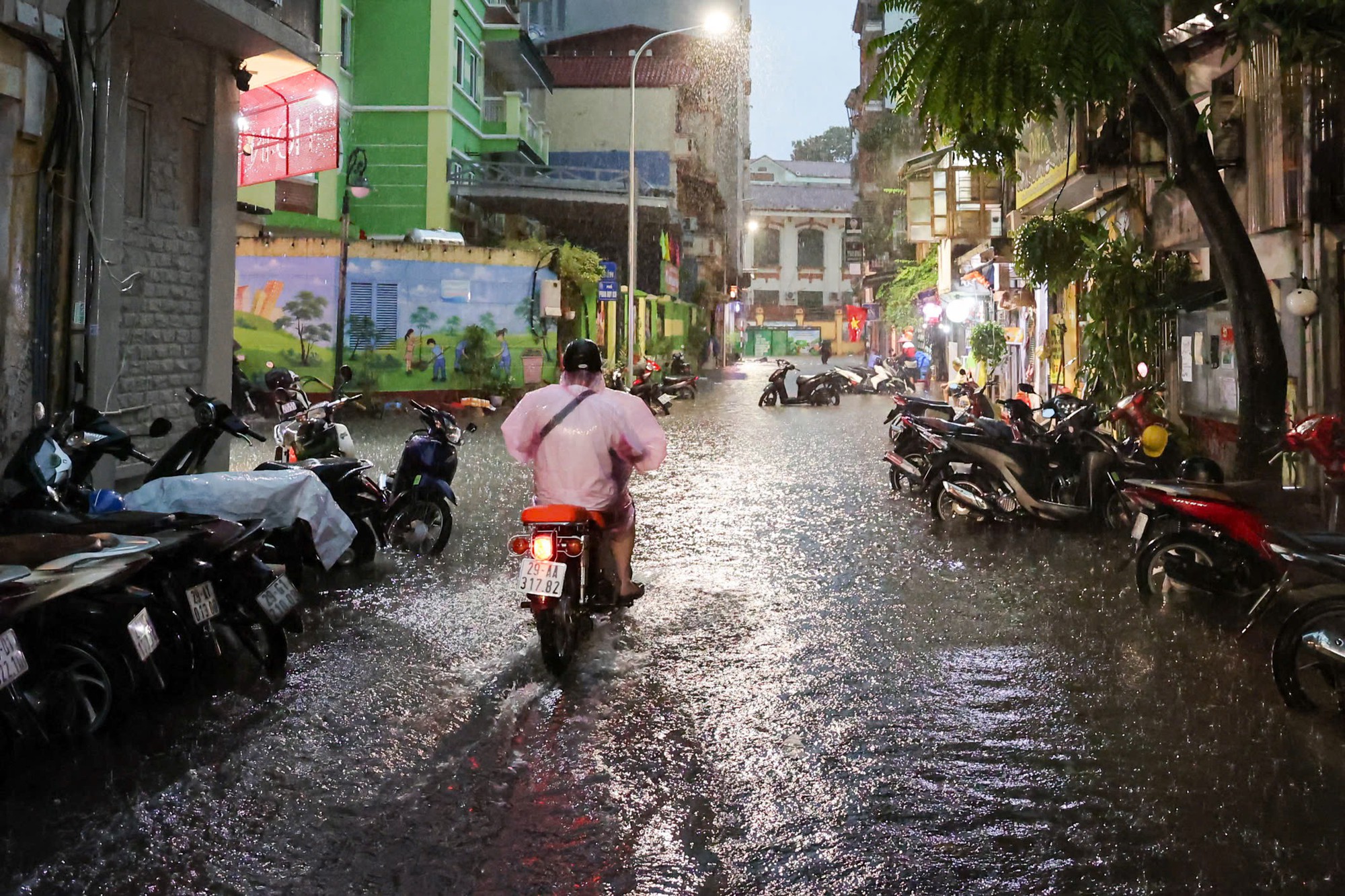 Mưa lớn g&acirc;y ngập đường phố H&agrave; Nội , người d&acirc;n kh&oacute; khăn di chuyển chiều 27 / 8 - Ảnh 10.