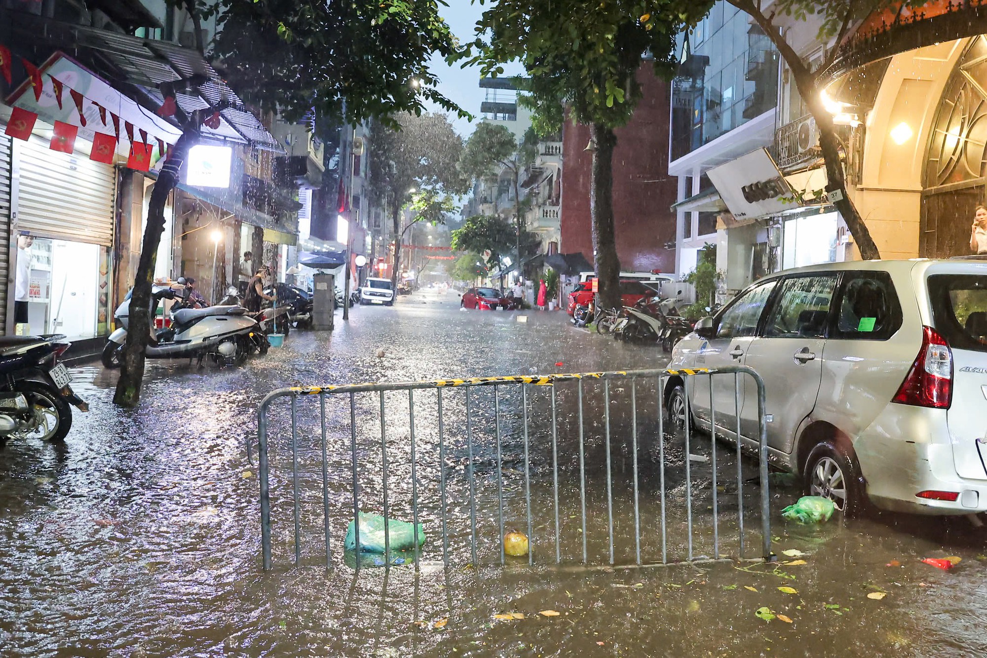 Mưa lớn g&acirc;y ngập đường phố H&agrave; Nội , người d&acirc;n kh&oacute; khăn di chuyển chiều 27 / 8 - Ảnh 12.