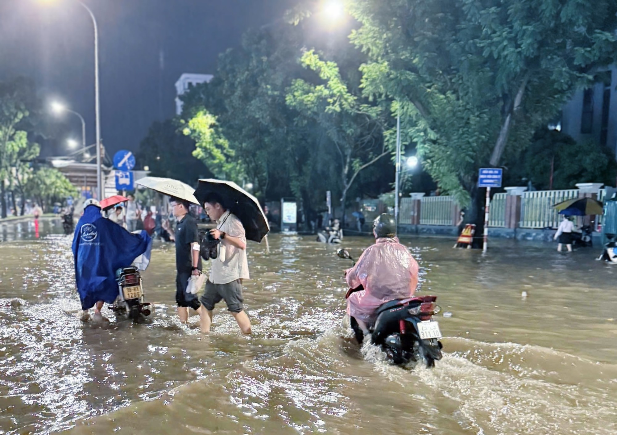 Mưa lớn g&acirc;y ngập đường phố H&agrave; Nội , người d&acirc;n kh&oacute; khăn di chuyển chiều 27 / 8 - Ảnh 16.