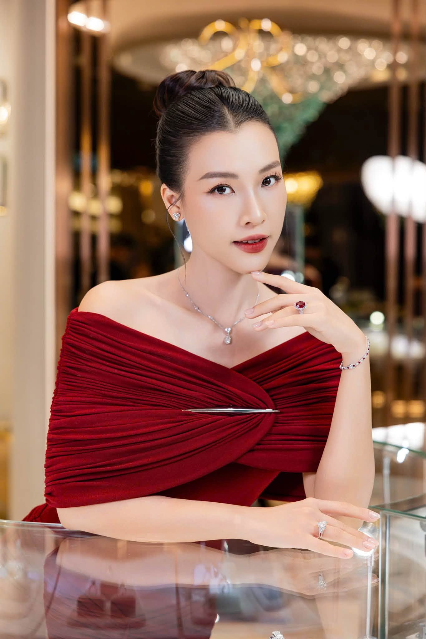 &Aacute; hậu Ho&agrave;ng Oanh c&ocirc;ng khai t&igrave;nh y&ecirc;u mới Sau ly h&ocirc;n: Ngại ngần b&ecirc;n cầu thủ điển trai - Ảnh 7.