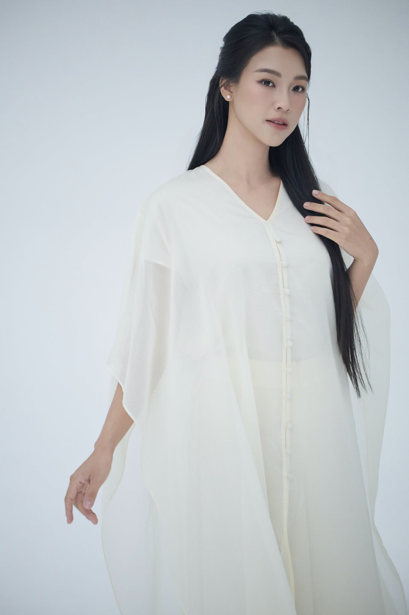 &Aacute; hậu Ho&agrave;ng Oanh c&ocirc;ng khai t&igrave;nh y&ecirc;u mới Sau ly h&ocirc;n: Ngại ngần b&ecirc;n cầu thủ điển trai - Ảnh 3.