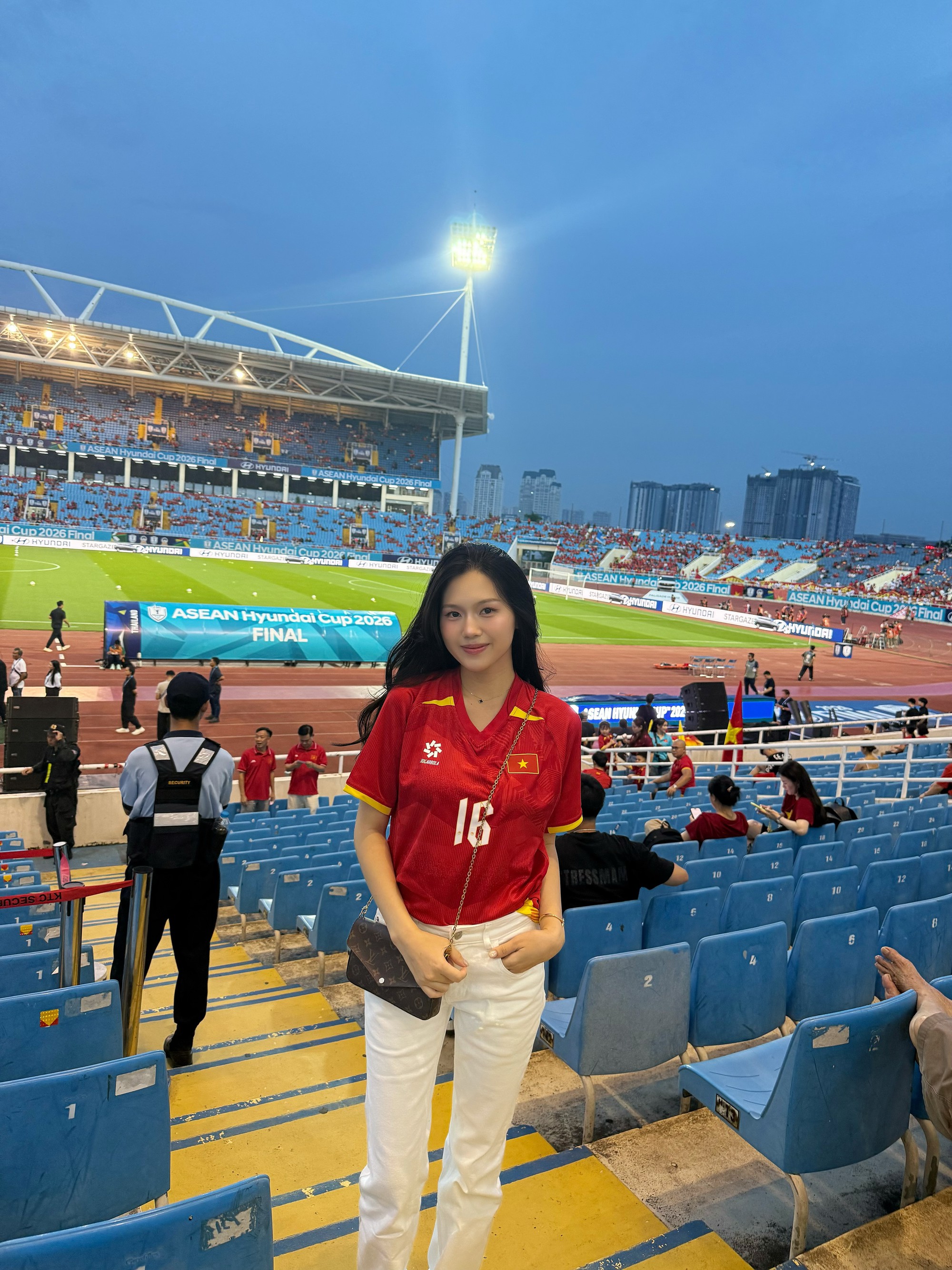 Hotgirl Tuy&ecirc;n Quang chia sẻ khoảnh khắc ngọt ng&agrave;o b&ecirc;n Th&agrave;nh Chung sau chức v&ocirc; địch ASEAN Cup 2026 - Ảnh 4.
