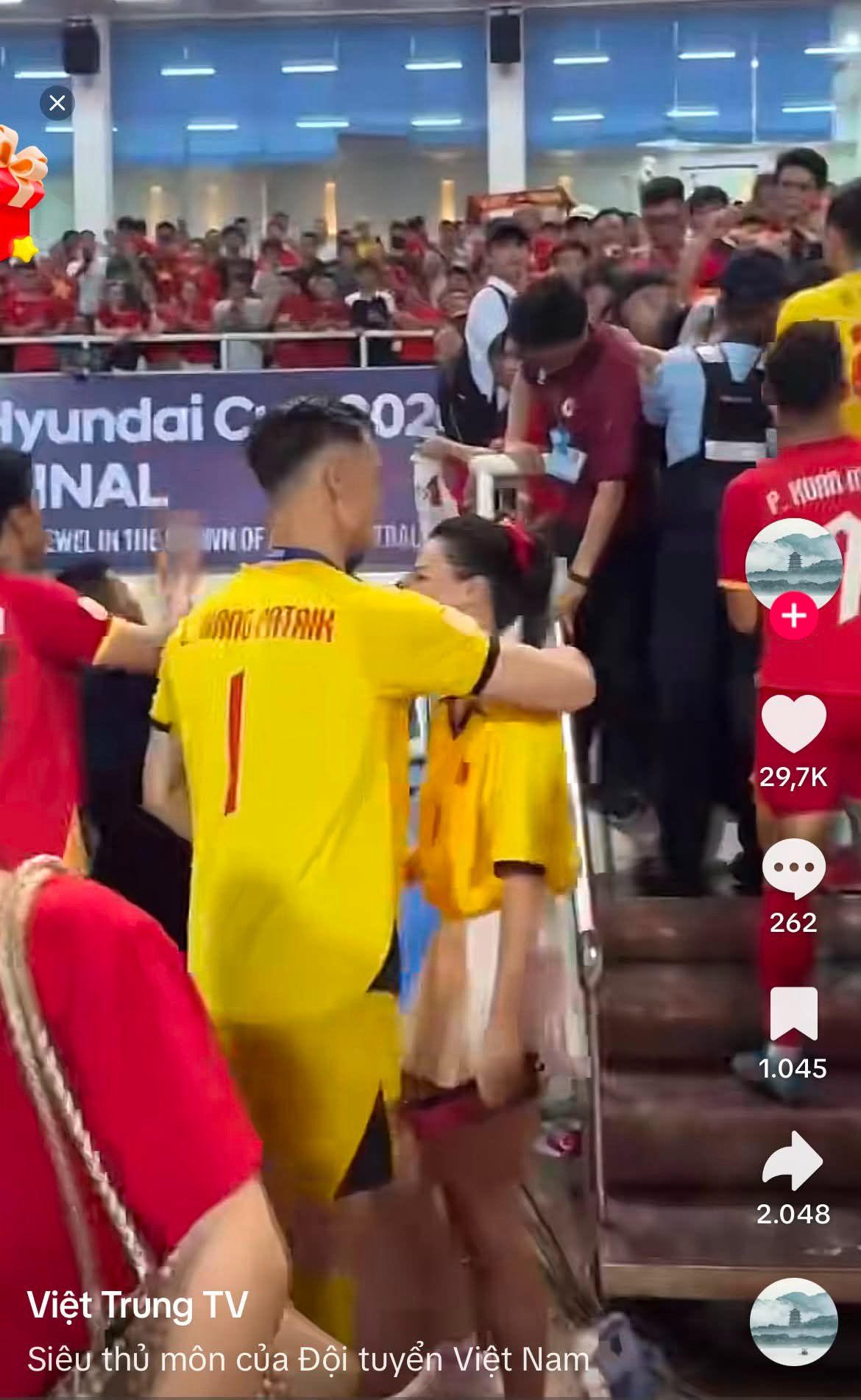 Ho&agrave;ng Oanh v&agrave; L&ecirc; Giang Patrik c&ocirc;ng khai t&igrave;nh cảm Sau trận đấu tại ASEAN Cup 2026 - Ảnh 1.