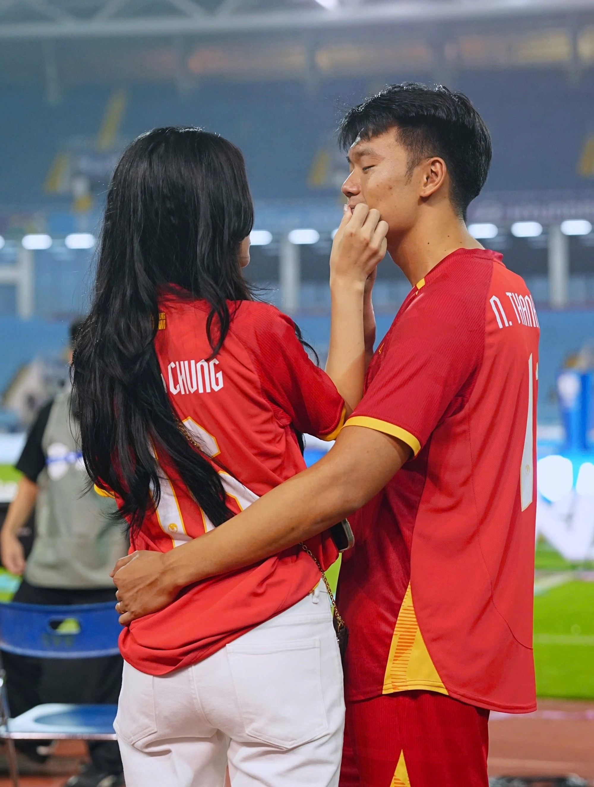 Hotgirl Tuy&ecirc;n Quang chia sẻ khoảnh khắc ngọt ng&agrave;o b&ecirc;n Th&agrave;nh Chung sau chức v&ocirc; địch ASEAN Cup 2026 - Ảnh 2.