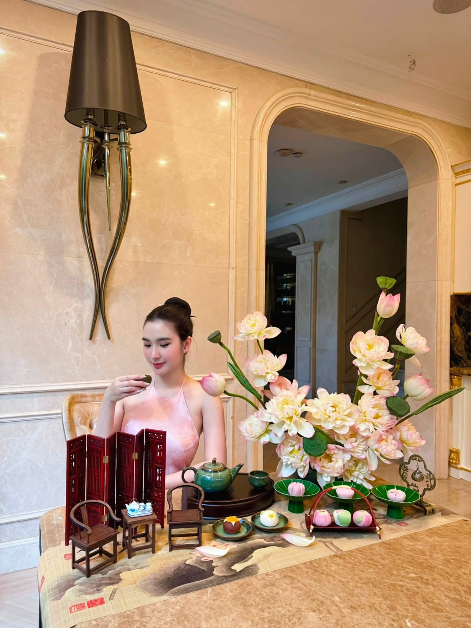 Ngọc Loan cắm hoa và những khoảnh khắc chuẩn bị trà bánh tại nhà đầy nghệ thuật - Ảnh 2. Ngọc Loan cắm hoa và những khoảnh khắc chuẩn bị trà bánh tại nhà đầy nghệ thuật - Ảnh 2.