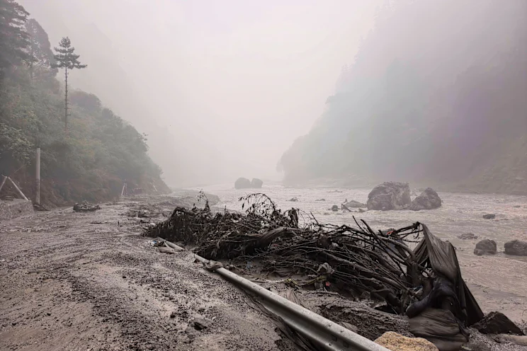 Lũ quét cắt đứt hành lang văn hóa Nepal Tây Tạng , hàng trăm du khách mất liên lạc - Ảnh 2. Lũ quét cắt đứt hành lang văn hóa Nepal Tây Tạng , hàng trăm du khách mất liên lạc - Ảnh 2.