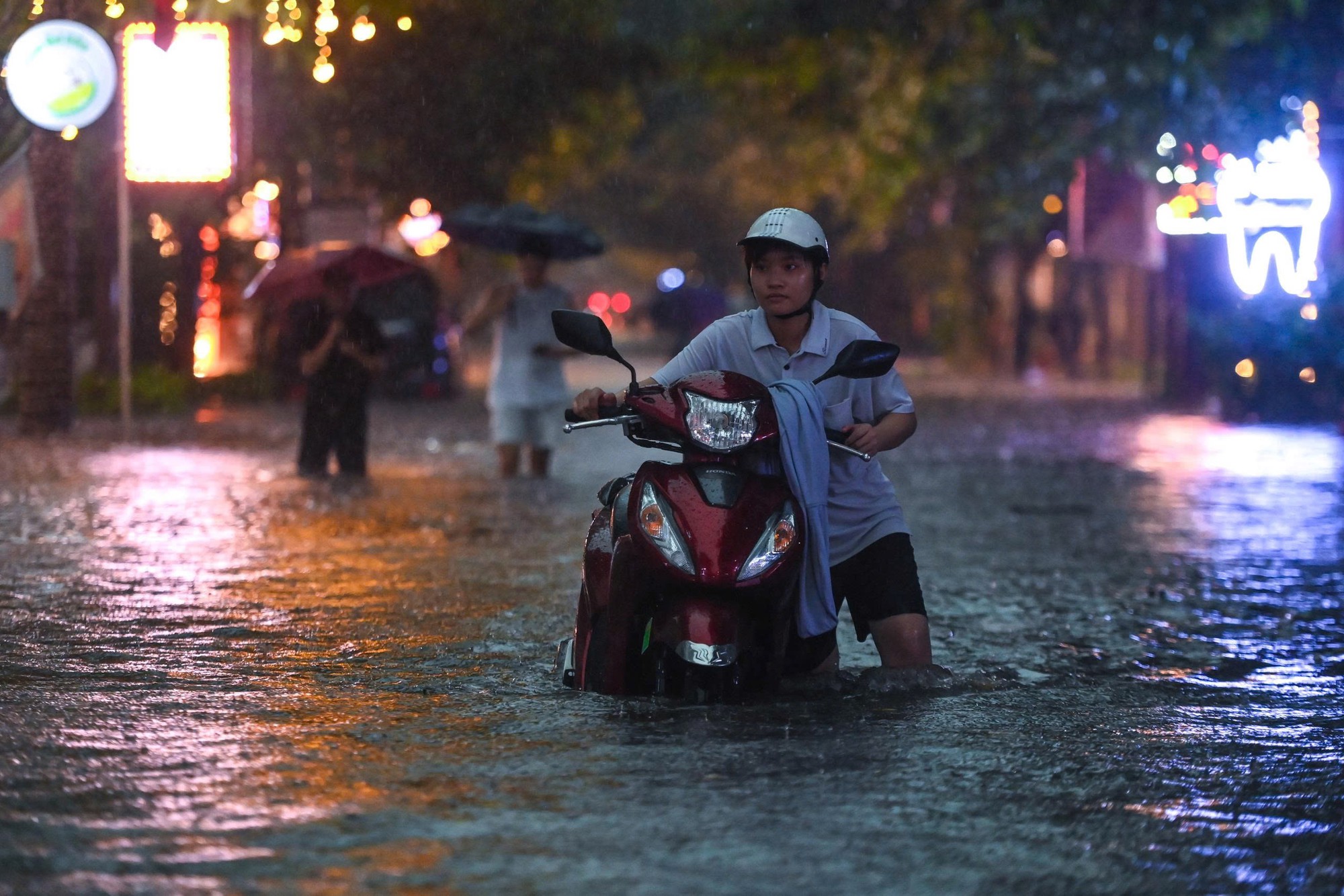 Mưa lớn g&acirc;y ngập đường phố H&agrave; Nội , người d&acirc;n kh&oacute; khăn di chuyển chiều 27 / 8 - Ảnh 4.