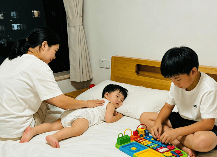 C&agrave;ng dỗ mắt con c&agrave;ng thao l&aacute;o c&ograve;n mẹ th&igrave; kiệt sức: Đ&acirc;y l&agrave; 3 c&aacute;ch dỗ con ngủ gi&uacute;p mẹ nh&agrave;n hơn - Ảnh 1.