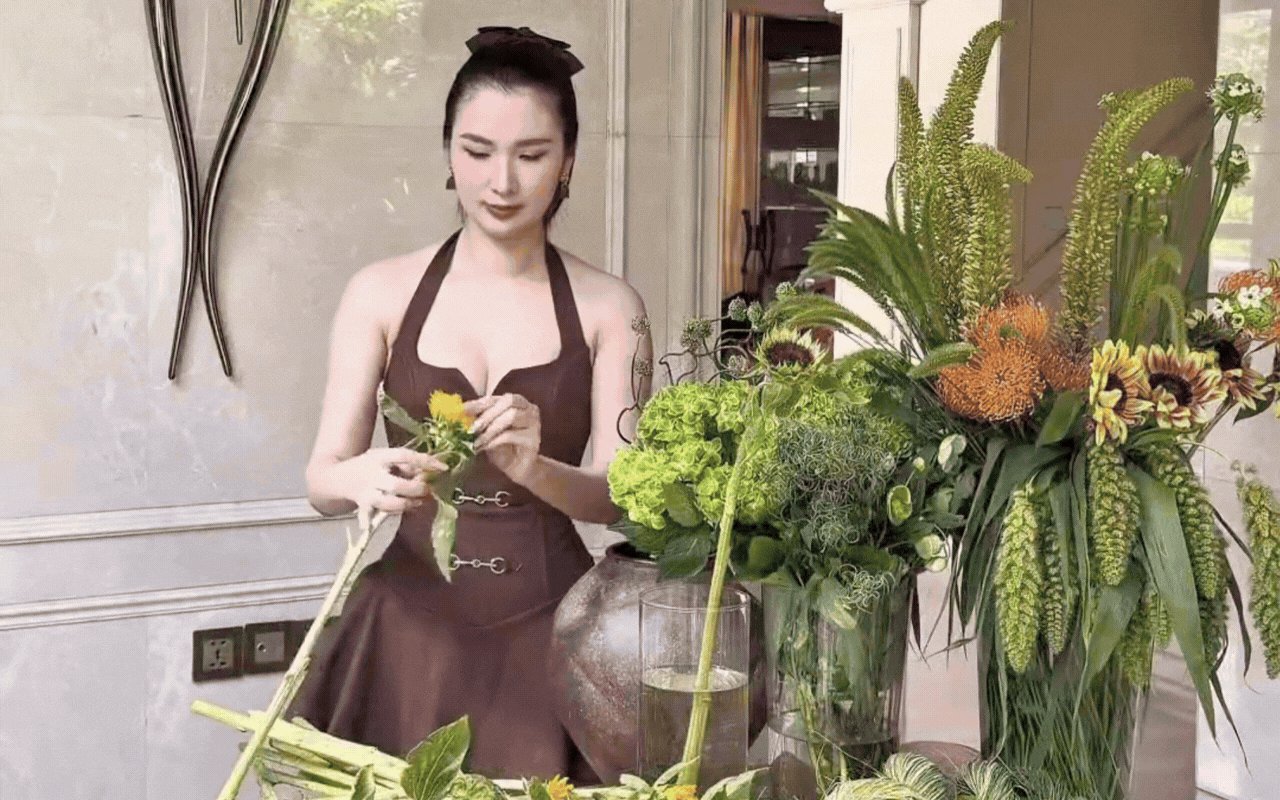 Ngọc Loan cắm hoa và những khoảnh khắc chuẩn bị trà bánh tại nhà đầy nghệ thuật - Ảnh 6. Ngọc Loan cắm hoa và những khoảnh khắc chuẩn bị trà bánh tại nhà đầy nghệ thuật - Ảnh 6.