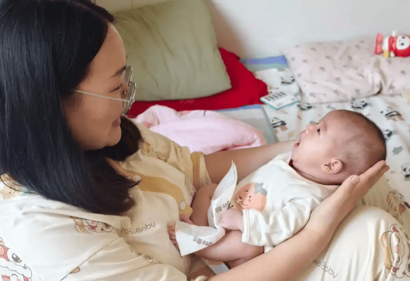 C&agrave;ng dỗ mắt con c&agrave;ng thao l&aacute;o c&ograve;n mẹ th&igrave; kiệt sức: Đ&acirc;y l&agrave; 3 c&aacute;ch dỗ con ngủ gi&uacute;p mẹ nh&agrave;n hơn - Ảnh 2.