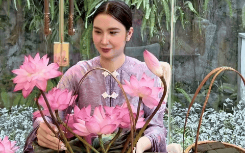 Ngọc Loan cắm hoa và những khoảnh khắc chuẩn bị trà bánh tại nhà đầy nghệ thuật - Ảnh 8. Ngọc Loan cắm hoa và những khoảnh khắc chuẩn bị trà bánh tại nhà đầy nghệ thuật - Ảnh 8.