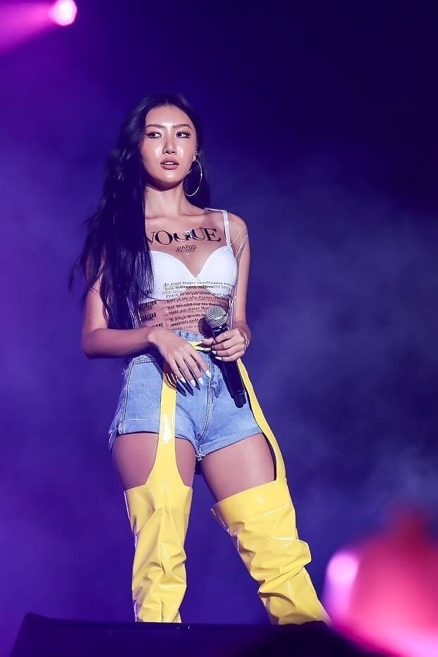 Hwasa Từ nạn nh&acirc;n body shaming đến biểu tượng gợi cảm tại h&agrave;n quốc 2026 - Ảnh 4.
