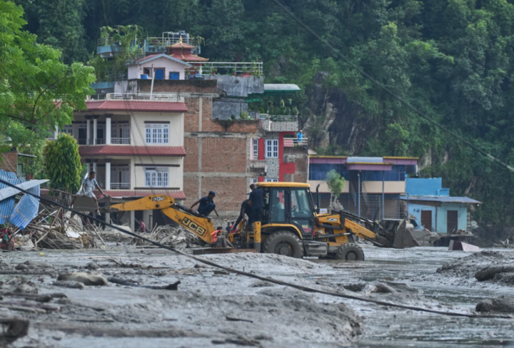 Vụ sạt lở mạnh như động đất g&acirc;y lũ qu&eacute;t khổng lồ tại bi&ecirc;n giới Nepal 2026 - Ảnh 1.