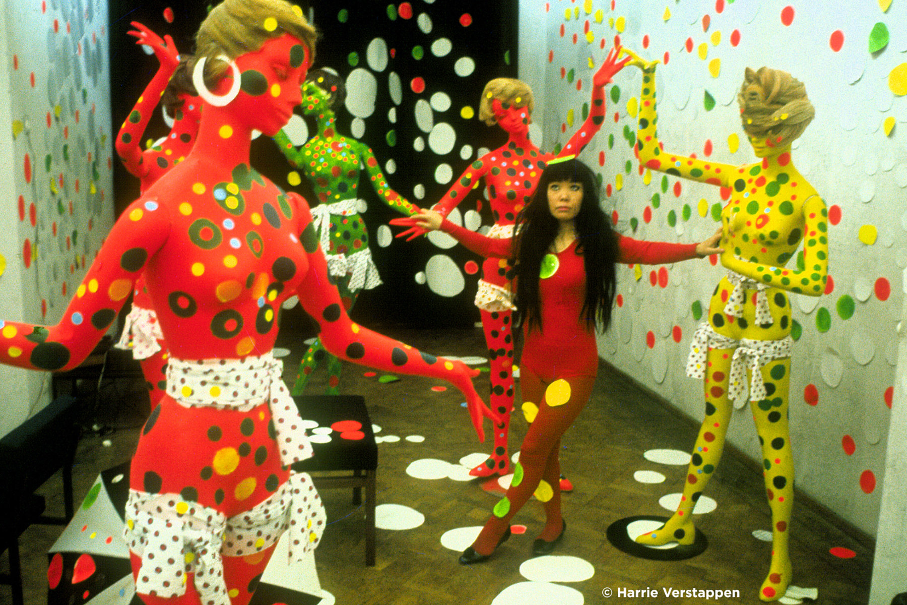 Yayoi Kusama qua đời 2023: Nghệ sĩ biểu tượng của nghệ thuật đương đại - Ảnh 14.