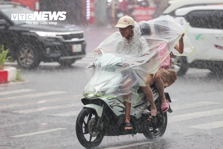 Mưa lớn H&agrave; Nội chiều 27 / 8 g&acirc;y kh&oacute; khăn cho người đi đường v&agrave; tiềm ẩn nguy cơ d&ocirc;ng lốc - Ảnh 1.