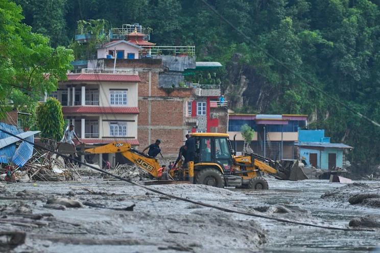 Lũ quét cắt đứt hành lang văn hóa Nepal Tây Tạng , hàng trăm du khách mất liên lạc - Ảnh 4. Lũ quét cắt đứt hành lang văn hóa Nepal Tây Tạng , hàng trăm du khách mất liên lạc - Ảnh 4.