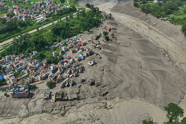Lũ quét cắt đứt hành lang văn hóa Nepal Tây Tạng , hàng trăm du khách mất liên lạc - Ảnh 3. Lũ quét cắt đứt hành lang văn hóa Nepal Tây Tạng , hàng trăm du khách mất liên lạc - Ảnh 3.