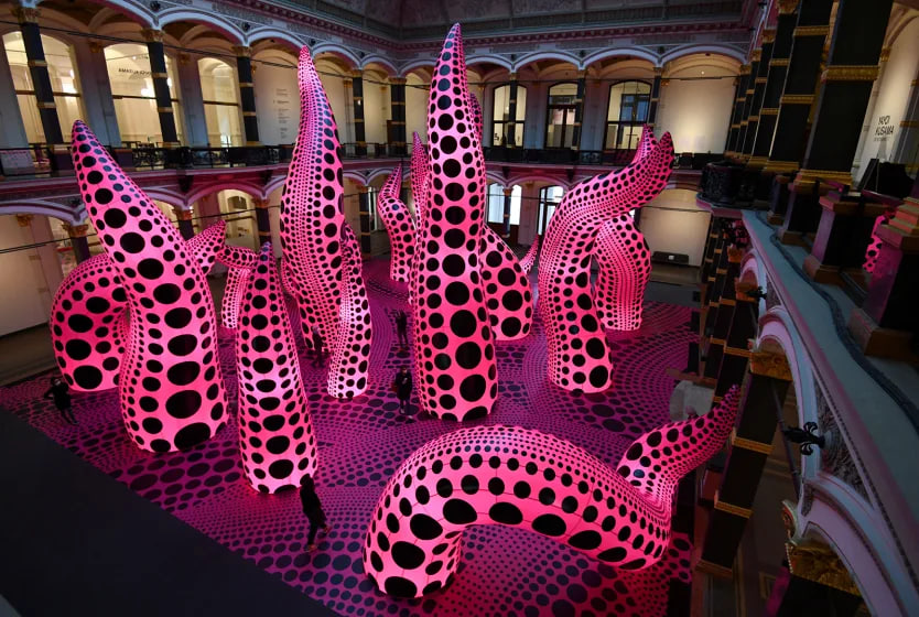 Yayoi Kusama qua đời 2023: Nghệ sĩ biểu tượng của nghệ thuật đương đại - Ảnh 3.