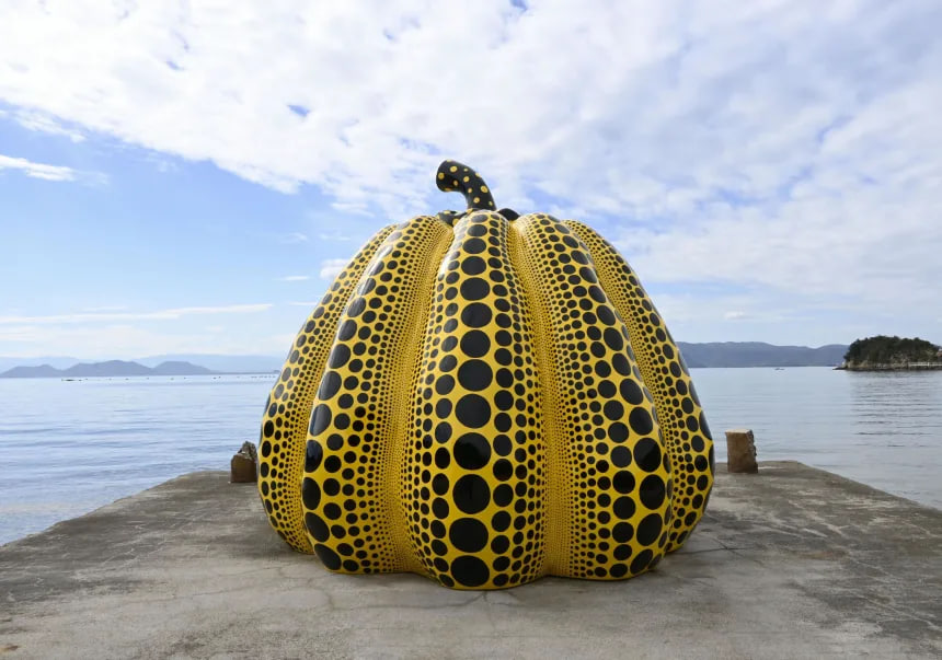 Yayoi Kusama qua đời 2023: Nghệ sĩ biểu tượng của nghệ thuật đương đại - Ảnh 2.