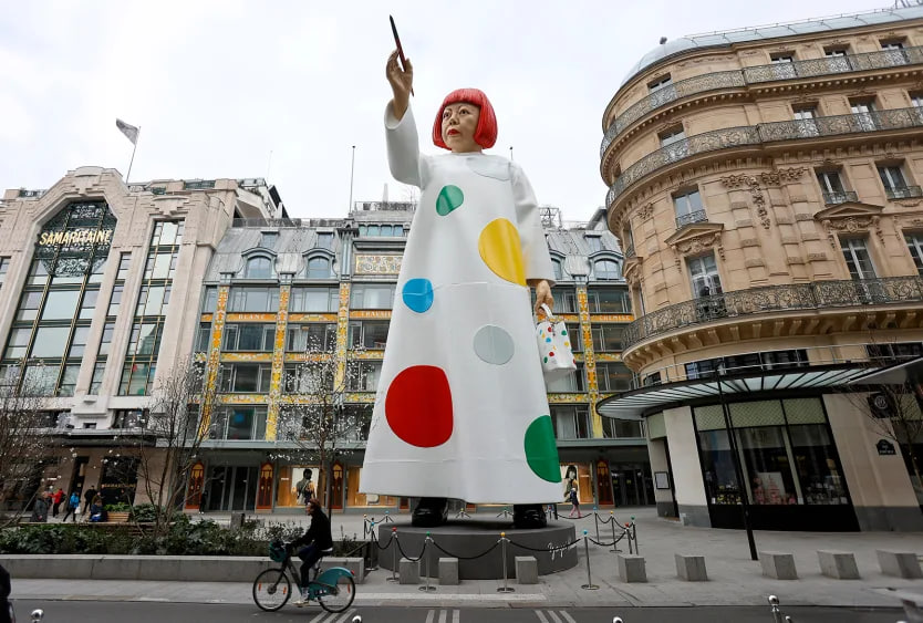 Yayoi Kusama qua đời 2023: Nghệ sĩ biểu tượng của nghệ thuật đương đại - Ảnh 9.