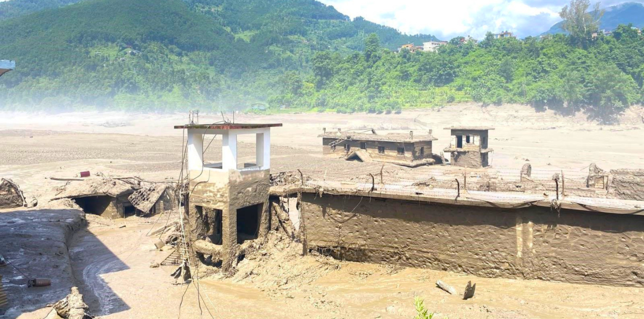 Lũ quét cắt đứt hành lang văn hóa Nepal Tây Tạng , hàng trăm du khách mất liên lạc - Ảnh 5. Lũ quét cắt đứt hành lang văn hóa Nepal Tây Tạng , hàng trăm du khách mất liên lạc - Ảnh 5.