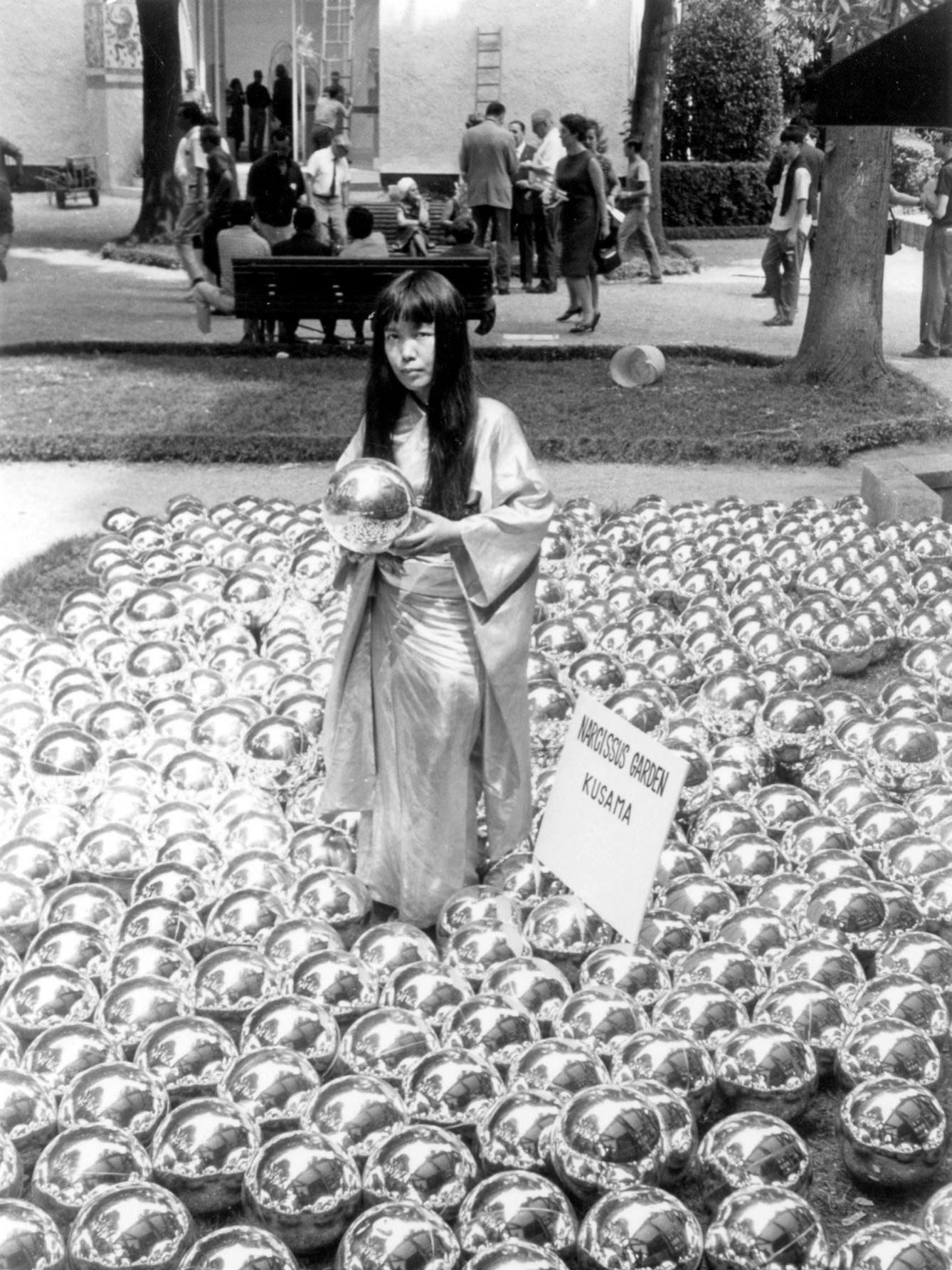 Yayoi Kusama qua đời 2023: Nghệ sĩ biểu tượng của nghệ thuật đương đại - Ảnh 8.