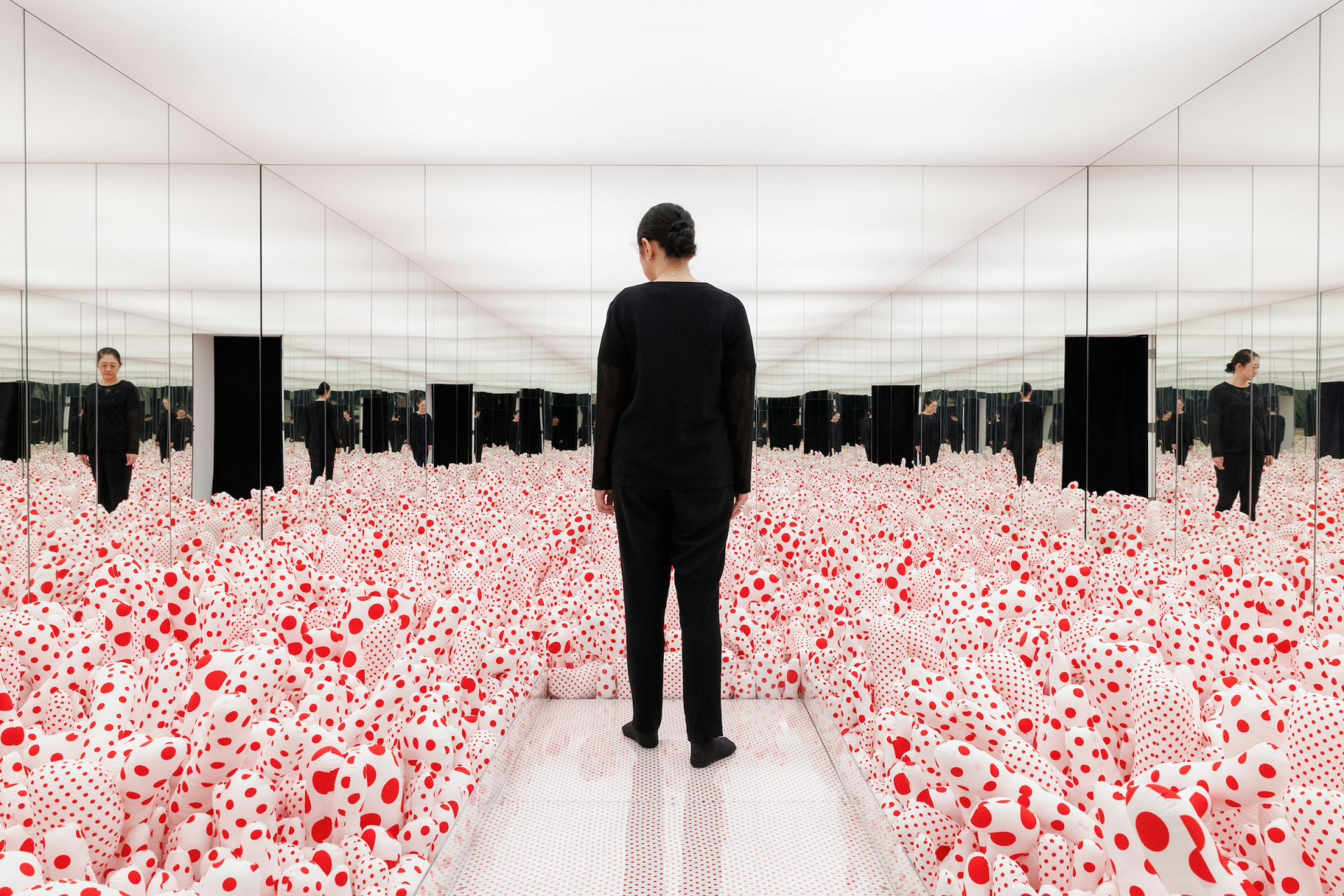 Yayoi Kusama qua đời 2023: Nghệ sĩ biểu tượng của nghệ thuật đương đại - Ảnh 13.
