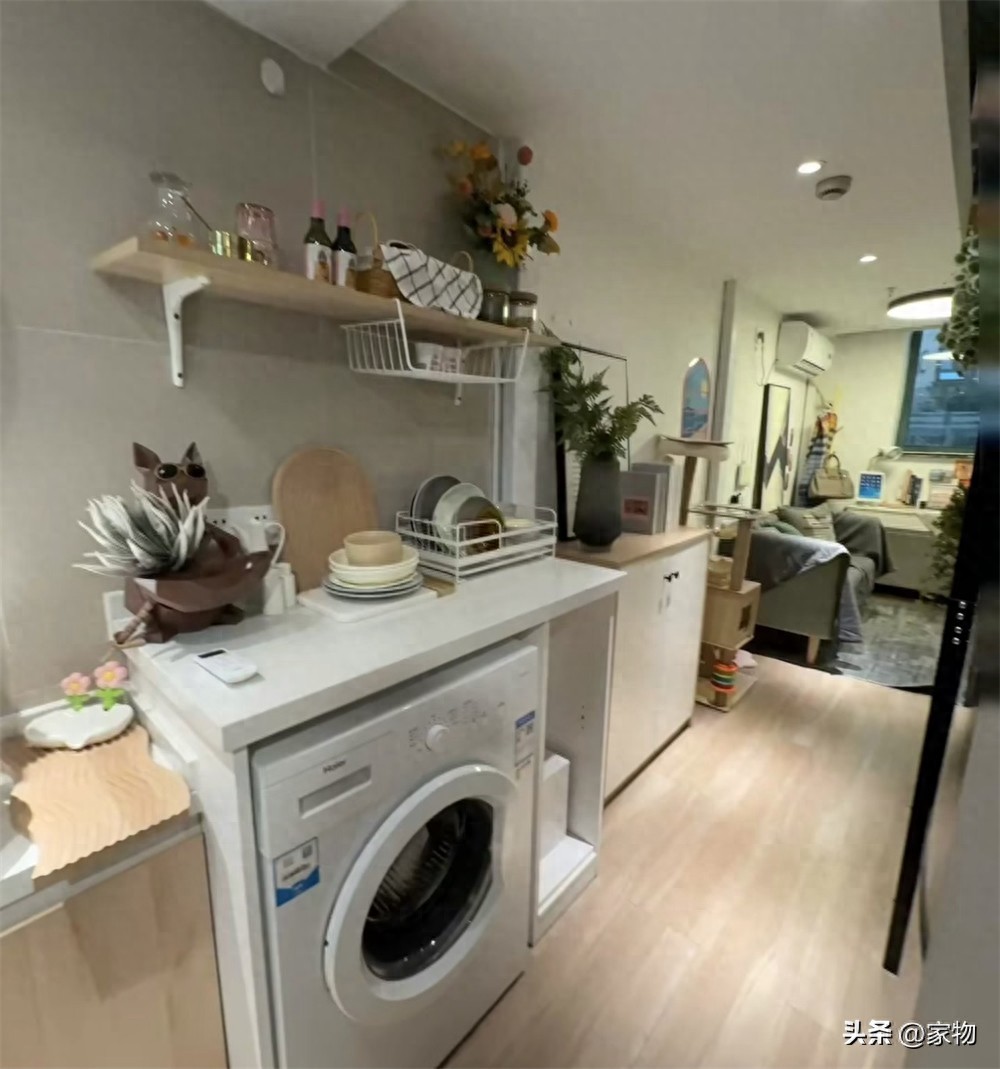 Căn hộ chỉ 15m&sup2; nhưng vẫn chia được 2 tầng: Ph&ograve;ng kh&aacute;ch, bếp v&agrave; giường đ&ocirc;i đều kh&ocirc;ng thiếu - Ảnh 1.