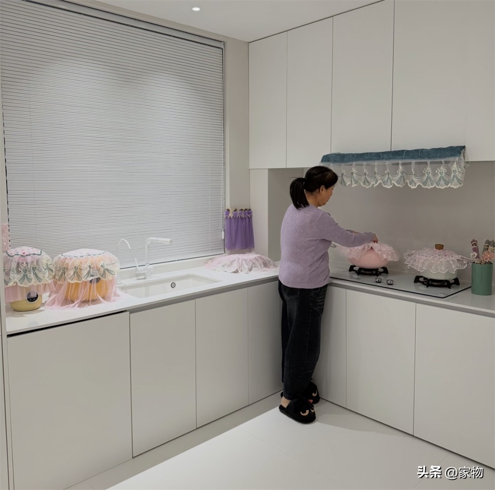 Căn nh&agrave; tối giản bỗng &ldquo;biến h&igrave;nh&rdquo; sau khi mẹ chồng biết mua sắm online: Từ điều khiển đến bồn cầu đều c&oacute; &aacute;o ren - Ảnh 5.