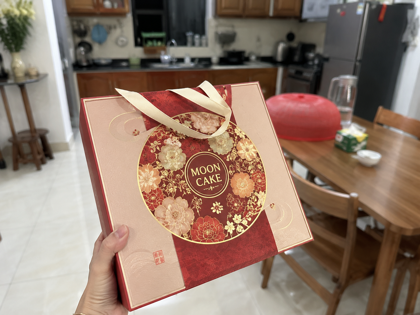 Vừa về qu&ecirc; nghỉ lễ, t&ocirc;i uất nghẹn khi thấy chiếc b&aacute;nh Trung thu mẹ chồng hạ lộc - Ảnh 1.
