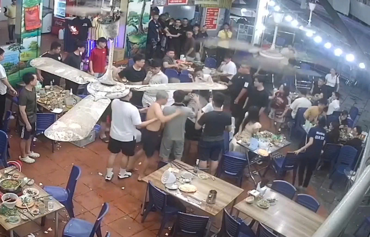 Nh&oacute;m thanh ni&ecirc;n h&agrave;nh hung tại qu&aacute;n ăn ở Ph&uacute; Diễn sau Khi tr&ecirc;u ghẹo c&ocirc; g&aacute;i - Ảnh 1.