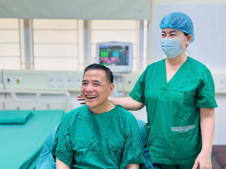 Người đ&agrave;n &ocirc;ng 59 tuổi hồi sinh nhờ gh&eacute;p phổi từ c&ocirc; g&aacute;i 22 tuổi tại Bệnh viện phổi Trung ương - Ảnh 1.