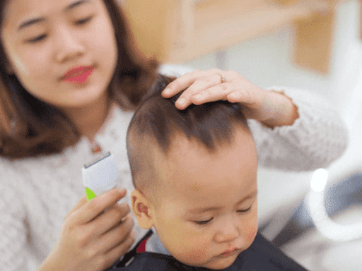 Trẻ cứ cắt tóc là khóc ré lên, không phải con hư đâu mà có lý do cả đấy - Ảnh 1.