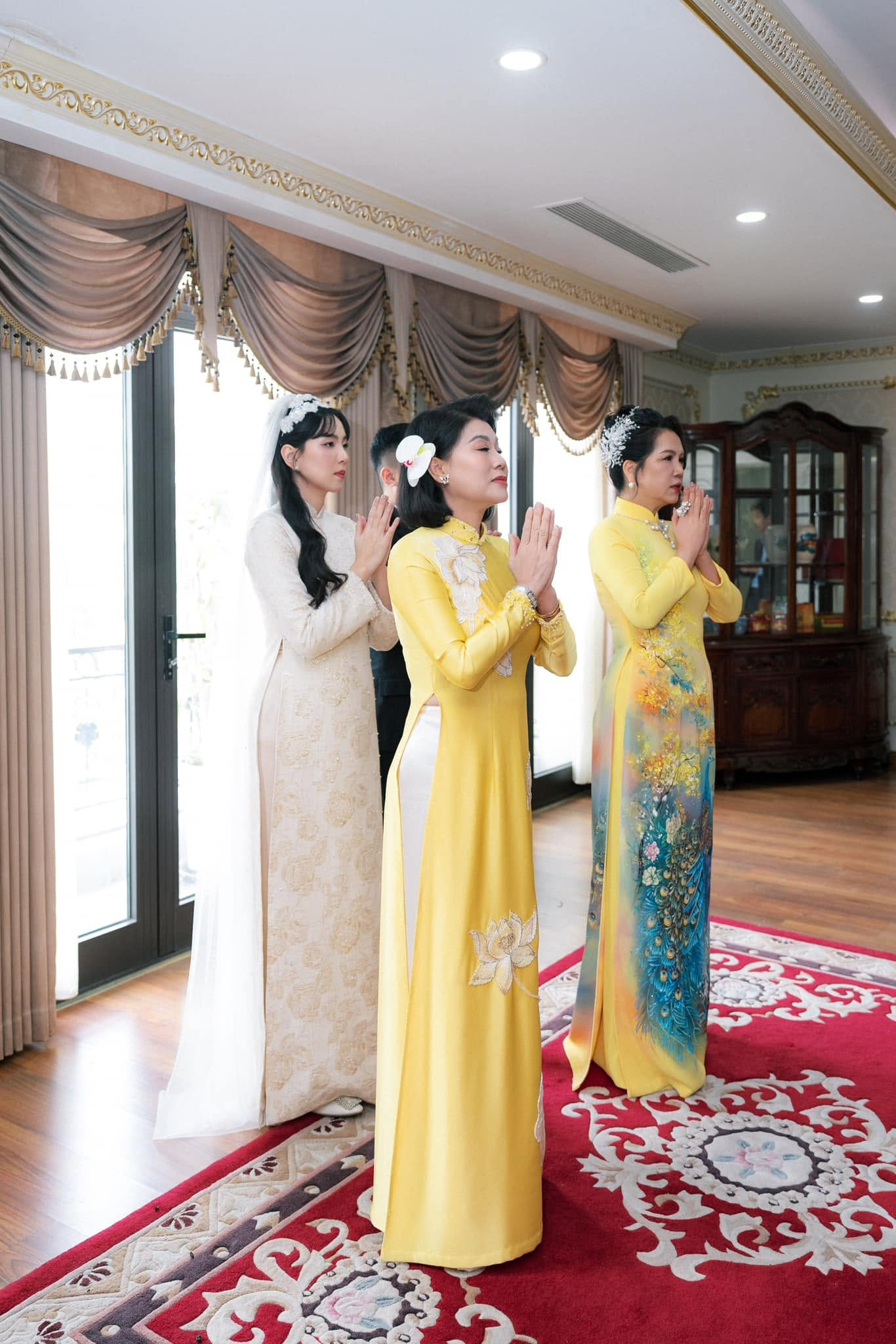 Căn ph&ograve;ng thờ sang trọng trong biệt thự 4 tầng của Mai Ngọc g&acirc;y ấn tượng mạnh - Ảnh 5.