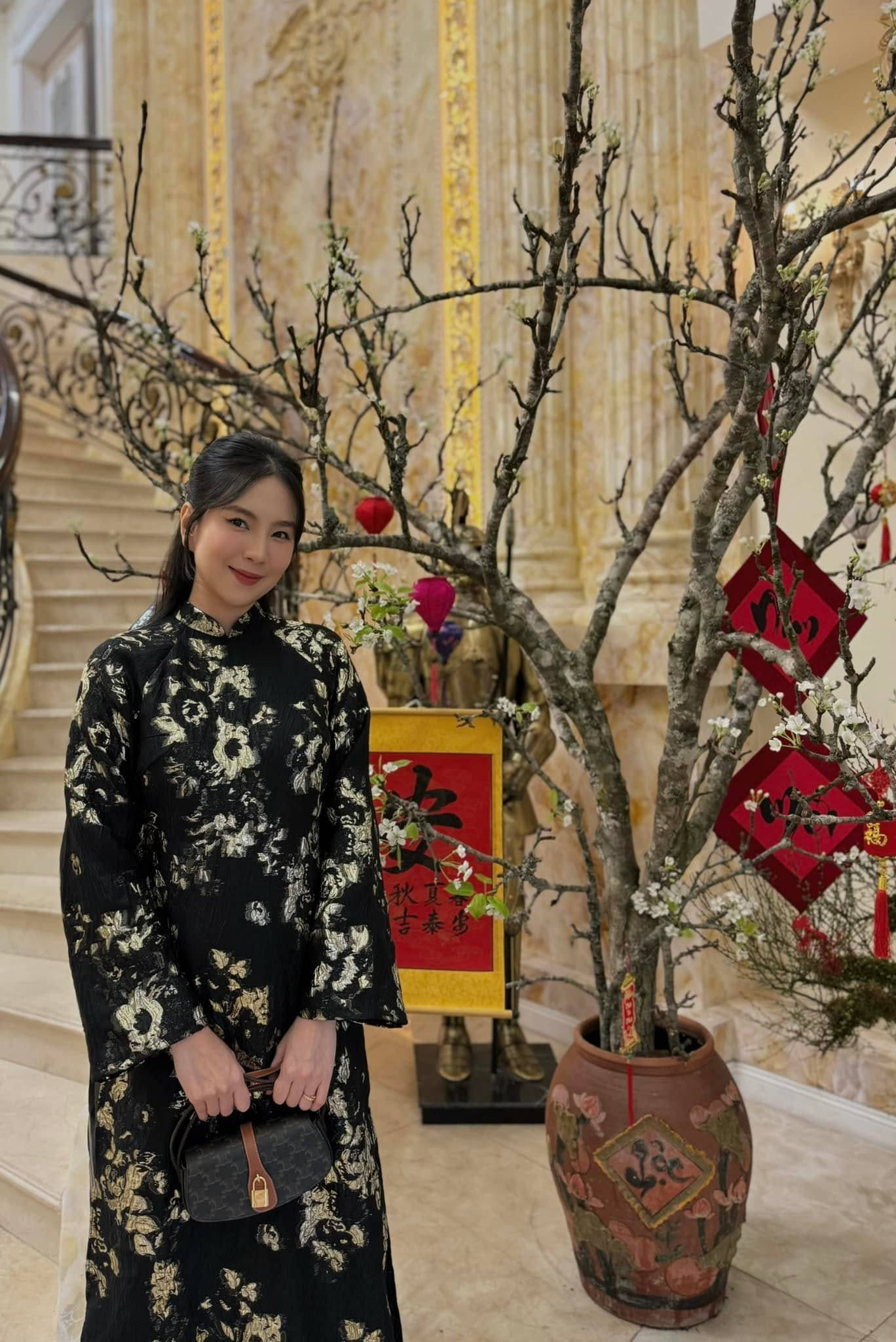 Căn ph&ograve;ng thờ sang trọng trong biệt thự 4 tầng của Mai Ngọc g&acirc;y ấn tượng mạnh - Ảnh 11.