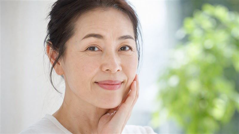 C&ugrave;ng tuổi nhưng tr&ocirc;ng như hai thế hệ: Nghi&ecirc;n cứu Harvard chỉ ra 5 th&oacute;i quen gi&uacute;p phụ nữ sống khỏe th&ecirc;m gần 10 năm - Ảnh 3.