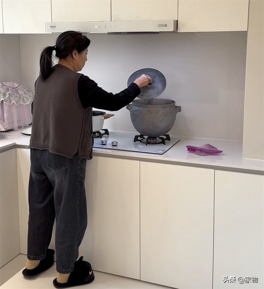 Căn nh&agrave; tối giản bỗng &ldquo;biến h&igrave;nh&rdquo; sau khi mẹ chồng biết mua sắm online: Từ điều khiển đến bồn cầu đều c&oacute; &aacute;o ren - Ảnh 6.