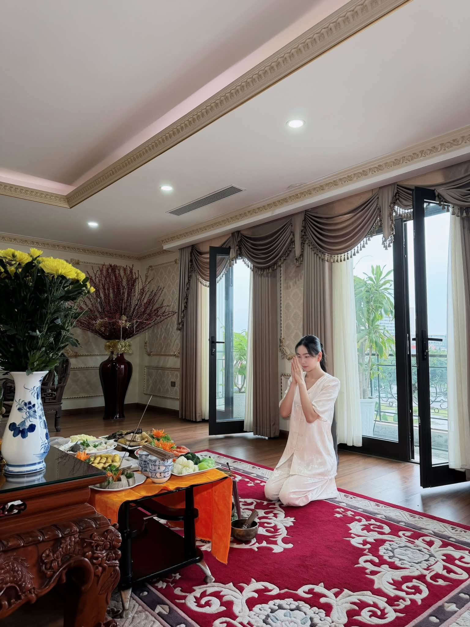 Căn ph&ograve;ng thờ sang trọng trong biệt thự 4 tầng của Mai Ngọc g&acirc;y ấn tượng mạnh - Ảnh 1.