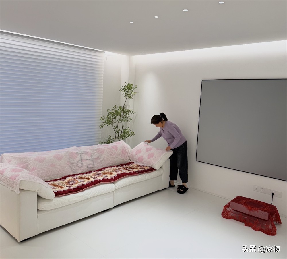 Căn nh&agrave; tối giản bỗng &ldquo;biến h&igrave;nh&rdquo; sau khi mẹ chồng biết mua sắm online: Từ điều khiển đến bồn cầu đều c&oacute; &aacute;o ren - Ảnh 2.