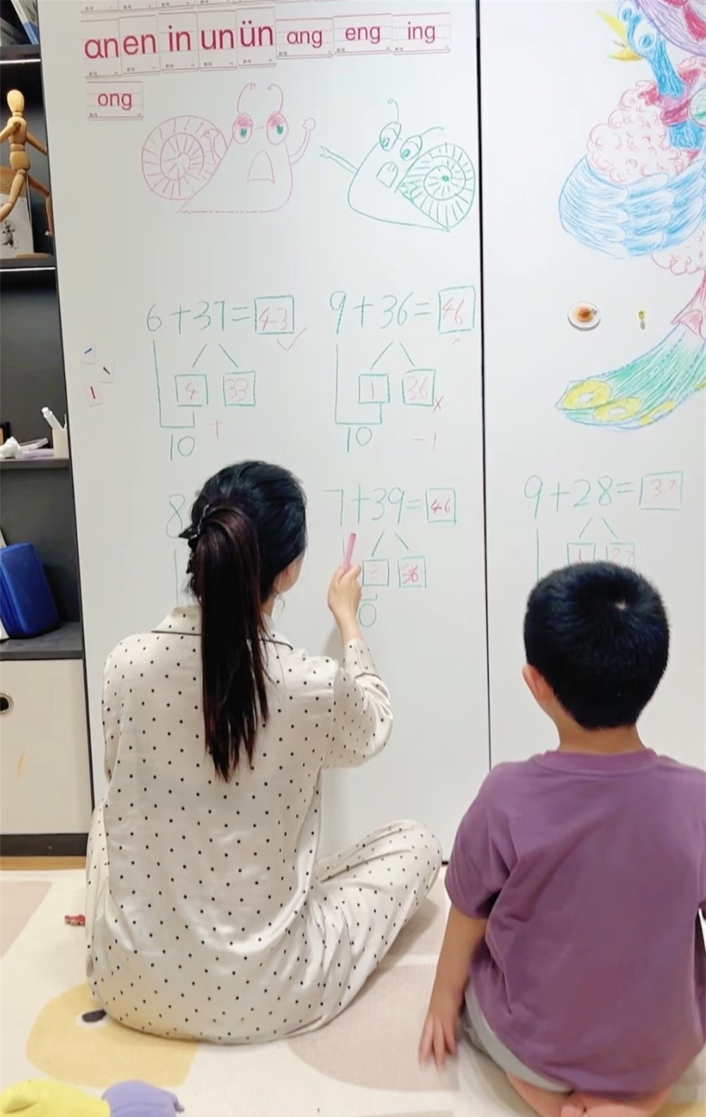 Sau khi c&oacute; con, cặp vợ chồng bỏ lu&ocirc;n b&agrave;n tr&agrave;, giấu TV sau bảng trắng: Ph&ograve;ng kh&aacute;ch nhỏ nhưng c&agrave;ng ở c&agrave;ng thấy tiện - Ảnh 4.