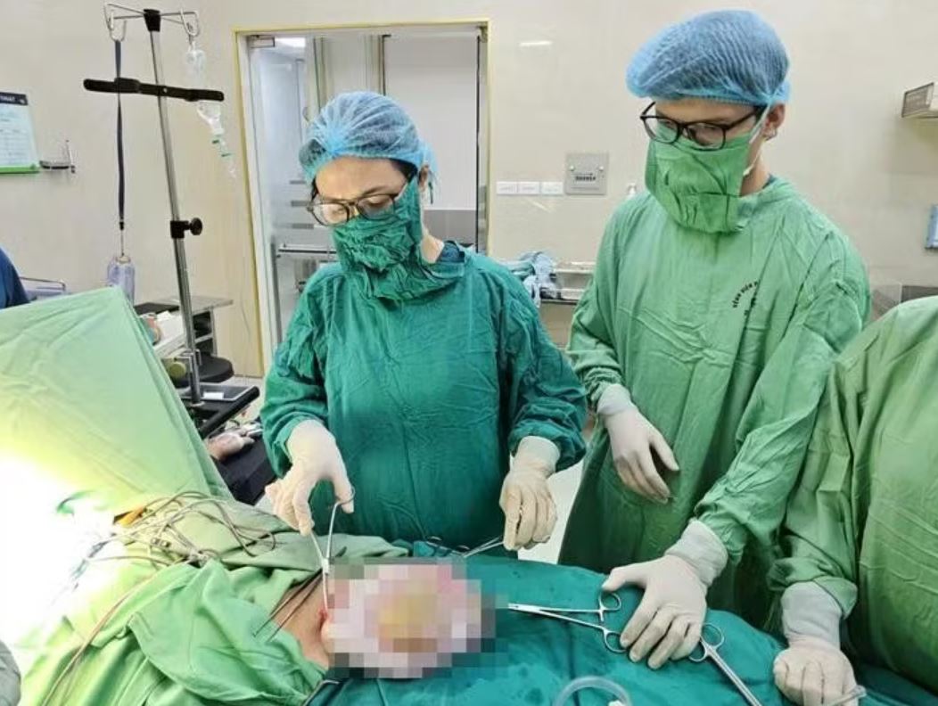 Khối u buồng trứng ở b&eacute; g&aacute;i 15 tuổi: Cảnh b&aacute;o sức khỏe cần ch&uacute; &yacute; - Ảnh 1.
