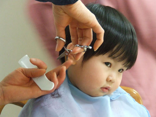Trẻ cứ cắt tóc là khóc ré lên, không phải con hư đâu mà có lý do cả đấy - Ảnh 2.