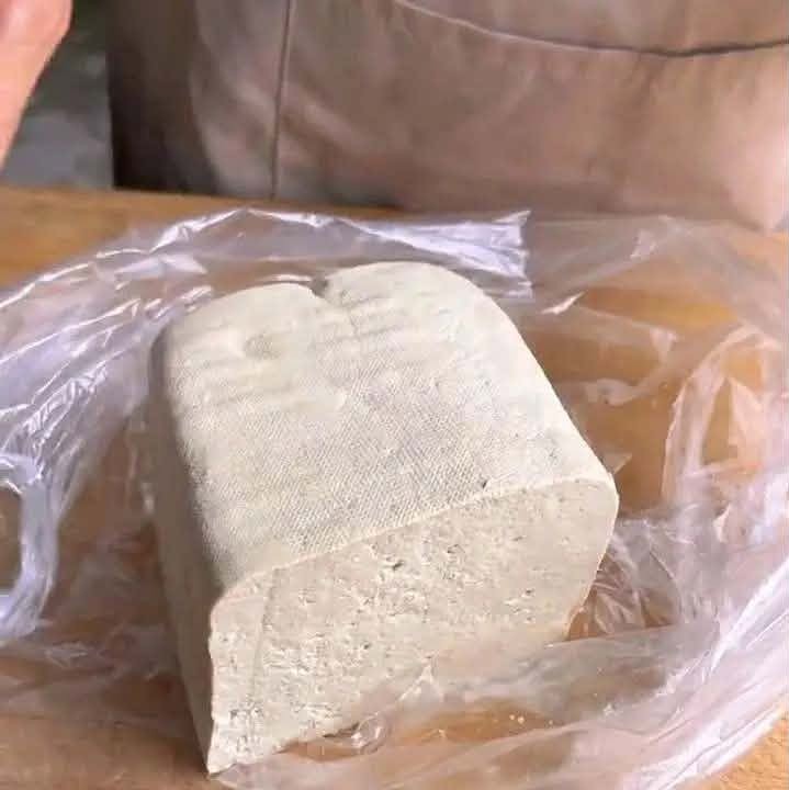 Đừng l&uacute;c n&agrave;o cũng hầm đậu phụ! H&atilde;y cho đậu phụ v&agrave;o t&uacute;i ni l&ocirc;ng v&agrave; chi&ecirc;n tr&ecirc;n chảo để c&oacute; lớp vỏ gi&ograve;n b&ecirc;n ngo&agrave;i v&agrave; mềm b&ecirc;n trong &ndash; &iacute;t chất b&eacute;o v&agrave; &iacute;t calo!  - Ảnh 1.