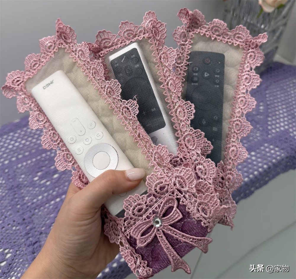 Căn nh&agrave; tối giản bỗng &ldquo;biến h&igrave;nh&rdquo; sau khi mẹ chồng biết mua sắm online: Từ điều khiển đến bồn cầu đều c&oacute; &aacute;o ren - Ảnh 3.